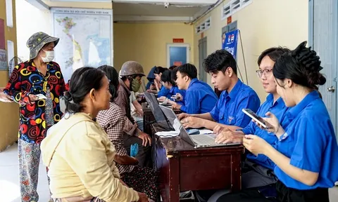 Những khoảnh khắc ấm áp tại các điểm đăng ký chương trình "Mang Tết về nhà" năm 2026