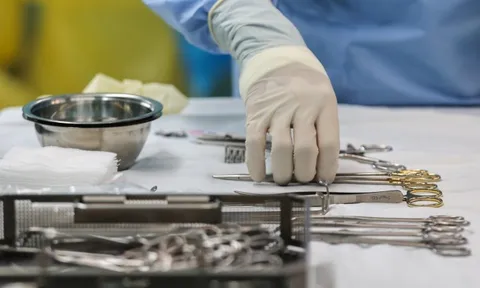 Vỡ đôi tinh hoàn vì con trai dùng đồ chơi đập trúng