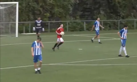 CĐV MU phát cuồng vì khả năng chơi bóng của con trai Wayne Rooney