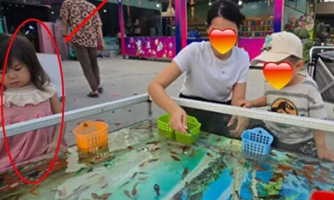 Bà mẹ đưa con đi khu vui chơi, về nhà xem ảnh giật mình vì vô tình ngồi cạnh "Em bé nổi tiếng nhất MXH Việt Nam"