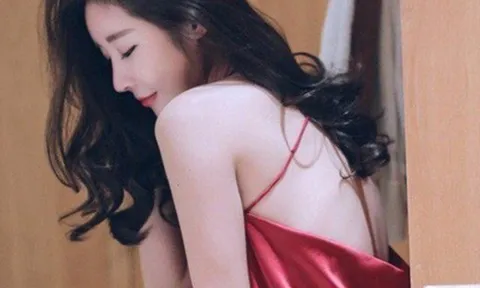 Vợ kém 10 tuổi đêm nào cũng vào phòng con gái mãi không thấy ra, tôi lén nhìn thì hoảng sợ