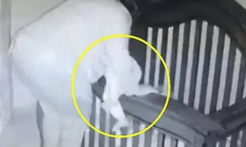 Camera ghi lại cảnh bà ngoại bế cháu đi ngủ lúc nửa đêm nhưng xảy ra chuyện không ổn, ai xem cũng run rẩy