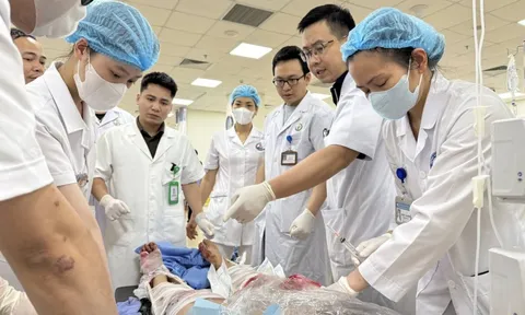 Vụ lật xe khách tại Tam Đảo: Bệnh viện Hữu Nghị Việt Đức trực tiếp hội chẩn, thăm khám nạn nhân