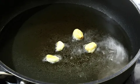 Có phân biệt được dầu ăn thật - giả bằng mắt thường?