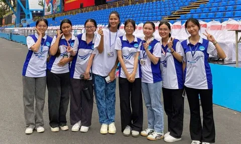 Sinh viên TP.HCM sáng đi học, chiều đi tập diễu binh kỷ niệm 30/4