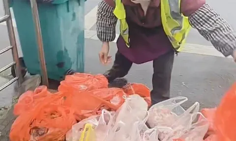 Xót xa hết lễ, những túi thực phẩm ông bà ở quê gửi, con cháu lên thành phố đến nửa đường thì vứt đi