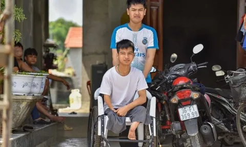Nam sinh 10 năm được bạn cõng đi học tốt nghiệp ĐH Bách khoa loại giỏi