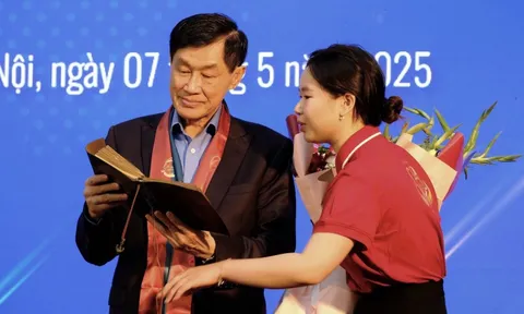 Hành động của sinh viên khiến ông Johnathan Hạnh Nguyễn rơm rớm