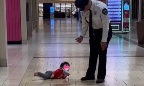 Bé gái Việt đang ăn vạ mẹ bị cảnh sát nước ngoài nhắc nhở và cái kết phụ huynh "cười chảy nước mắt"