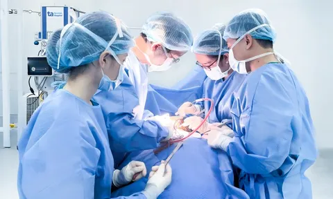 Bướu giáp thòng xuống ngực gây khó thở