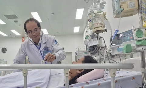 Bé gái sốt xuất huyết phải truyền 10 lít máu mới thoát cửa tử