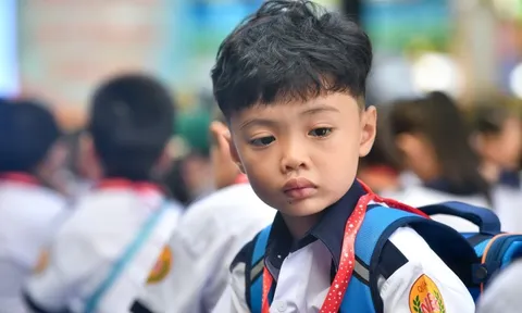 Con vùng vằng, dỗi mẹ vì sắp phải đi học lại