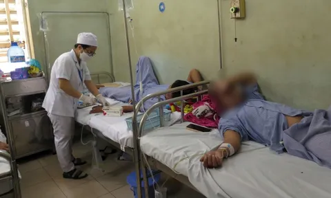 Ngộ độc khí từ hầm tàu, 2 ngư dân may mắn thoát chết