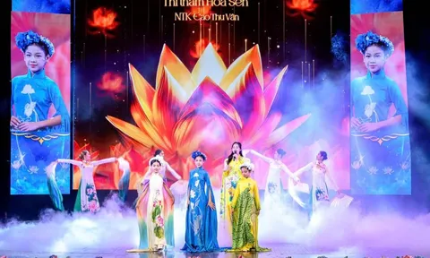 Ấn tượng áo dài "Thì thầm hoa sen"