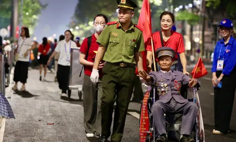 Trắng đêm hân hoan, xúc động chờ xem diễu binh, diễu hành