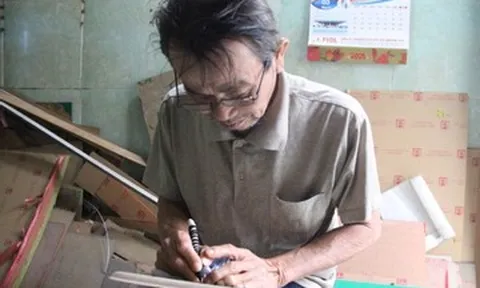 Người thợ già giữ nghề gần 50 năm và 'bí mật' về 80 chiếc móc khóa khắc tên