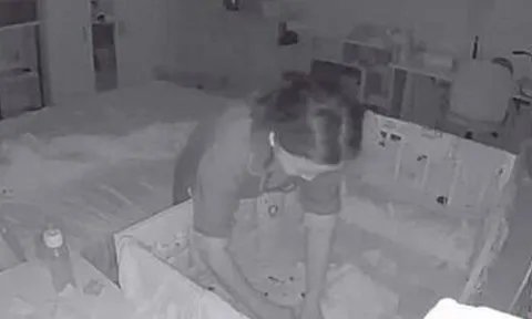 Giữa đêm, giúp việc lương 37 triệu/tháng âm thầm làm một việc với con chủ khiến mẹ bỉm sợ hãi, lập tức sa thải