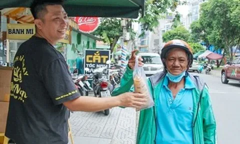 Vợ chồng ở TPHCM 'treo' hàng chục ổ bánh mì cho người cần mỗi ngày