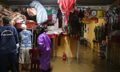 Dân Hội An chật vật 'chạy đua' với lũ, nước dâng đến đâu kê cao đồ đến đó