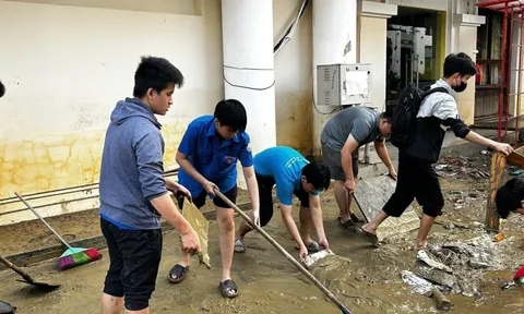 Những ngôi trường đóng dày bùn đất sau lũ tại Huế, Đà Nẵng