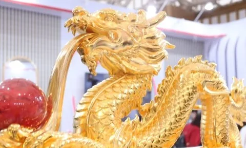 Tượng 'Phúc Long Tụ Bảo' mạ vàng giá hơn nửa tỷ đồng tại Hội chợ Mùa Thu 2025