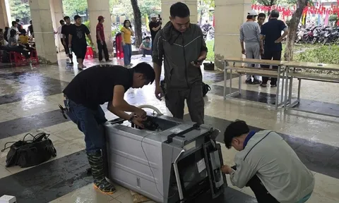 Thầy trò ở Huế hợp lực sửa cả nghìn xe máy, đồ điện ngập trong nước lũ