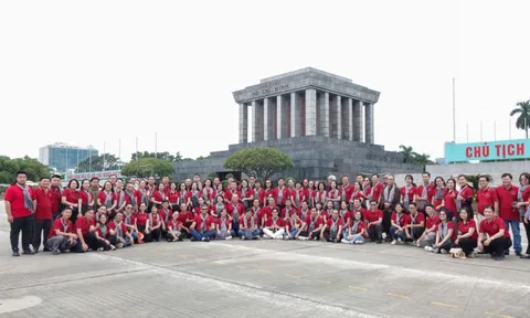 Đoàn đại biểu tham gia hành trình "Hướng về cội nguồn Cách mạng" viếng Lăng Chủ tịch Hồ Chí Minh