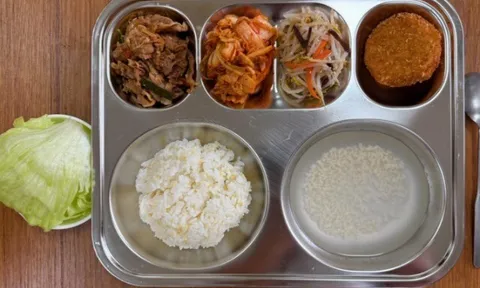 HS khen cơm trưa ở trường rất ngon nhưng để thừa một món, biết lý do cô giáo liền nhắn tin cho PH