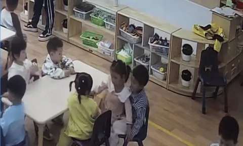 Con trai đi học mẫu giáo bị cô “mắng vốn” hay làm phiền bạn học, mẹ tá hoả khi thấy hành động bé làm