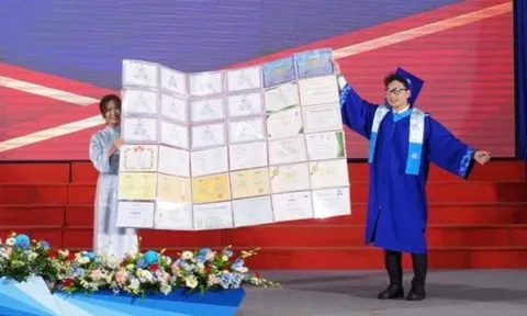 'Kho báu' của thủ khoa Bách khoa TP.HCM gây sốt tại lễ tốt nghiệp