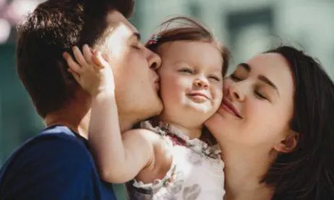 Những đứa trẻ 'ít được ôm ấp' khi lớn lên có thực sự độc lập hơn không?: Câu trả lời sẽ khiến bạn phải khóc!