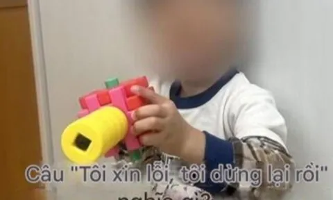 Con đi nhà trẻ về luôn nói "Cô giáo đáng sợ quá", ông bố Nhật lén đặt máy ghi âm vào cặp của bé thì nghe được điều đau...