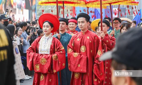 Hà Nội: 800 người mặc Việt phục tái hiện lễ cưới tại hồ Gươm