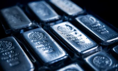 Bạc lập kỷ lục rồi rơi tự do, chuyên gia dự báo giá sẽ chạm mức 3 chữ số vào năm 2026