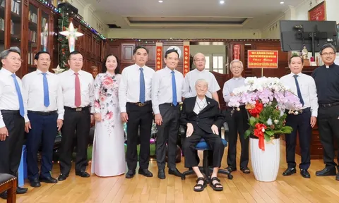 Bí thư Thành ủy TPHCM thăm, chúc mừng các cá nhân dịp Giáng sinh