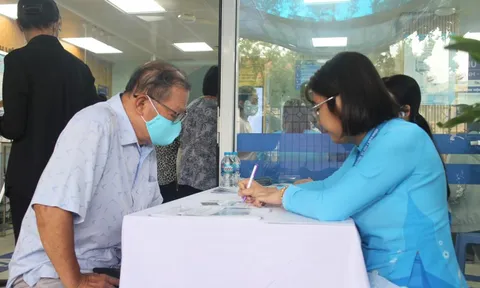 Người dân bị thu phí khi mua BHYT, BHXH TPHCM nói gì?