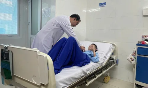 Căn bệnh khiến da khô cứng đến tắc ruột hiếm gặp ở cô gái trẻ