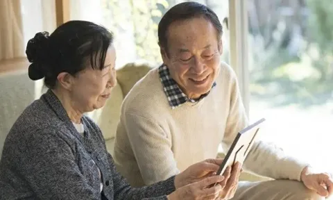 Nghỉ hưu 5 năm vẫn bị con cái "hành" xin tiền, nhờ chăm cháu, ông lão đưa ra quyết định thay đổi số phận vợ chồng già