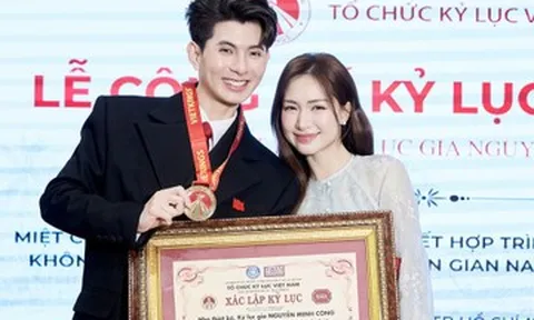 Hòa Minzy chúc mừng NTK 9X lập kỷ lục, Thoa Trần lập kỷ lục nhờ áo dài