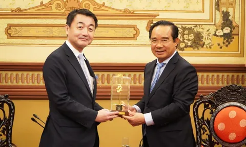 Chủ tịch UBND TPHCM tiếp Thứ trưởng Bộ Đất đai, Cơ sở hạ tầng, Giao thông và Du lịch Nhật Bản