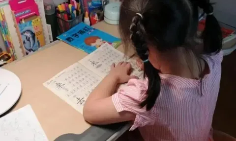 Bài tập tiếng Việt khiến cả nhà bó tay: "Từ nào để nguyên nghĩa là mẹ, bỏ bớt chữ vẫn là mẹ?"