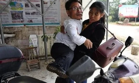 Người đàn ông cao 90cm chăm sóc 2.000 dân làng suốt 36 năm