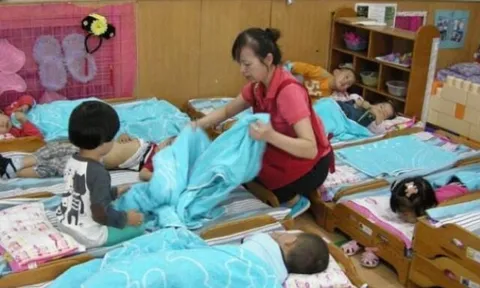 Bé gái mầm non cựa quậy trong chăn suốt giờ ngủ trưa, cô giáo gọi bố dượng gấp khi thấy thứ trong túi quần đứa trẻ
