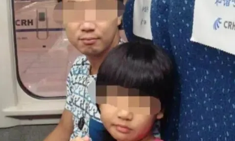 Bố đưa con gái về quê nghỉ Tết, đứa trẻ liên tục khóc, ai cũng hoảng sợ khi nhìn bàn tay người đàn ông