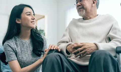 Bố già 62 tuổi sa thải 4 giúp việc trong một tháng, con trai nhờ bạn gái giả làm người chăm sóc và sự thật kinh ngạc