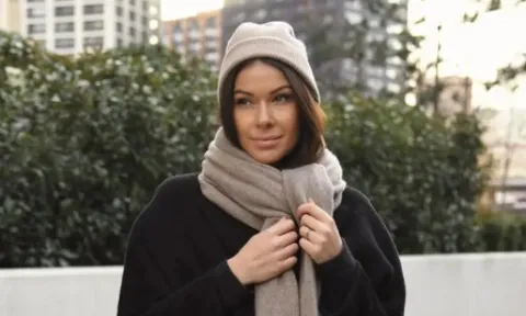 Cách dùng khăn choàng đơn giản để vừa tạo phong cách thời trang vừa giữ ấm