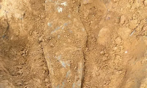 Tìm thấy 2 hài cốt liệt sĩ bên cạnh là 2 túi da đựng tài liệu