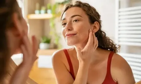 3 thói quen khiến da nhiều nếp nhăn hơn khi về già