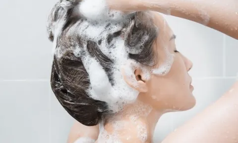 Gội đầu đúng cách: Không dùng nhiều dầu gội mà tóc vẫn sạch và đẹp