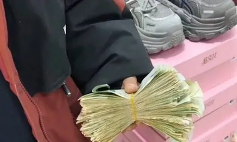 Cậu bé 11 tuổi cầm xấp tiền lẻ dành dụm nửa năm mua giày tặng mẹ gây xúc động